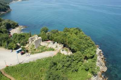 Ceneviz Kalesi ve Plajı